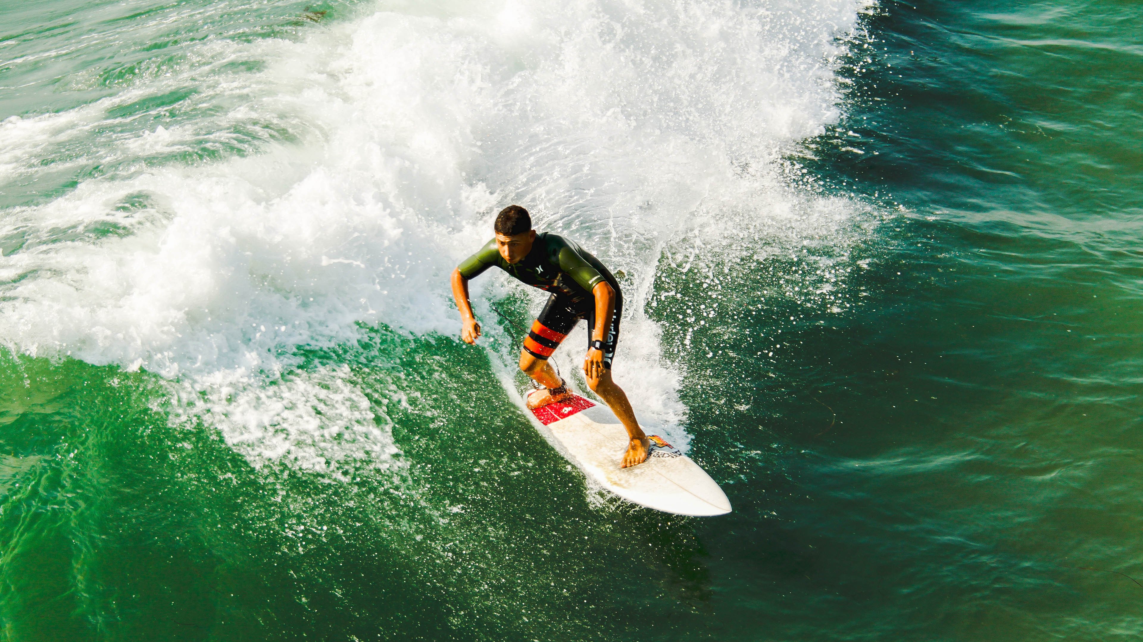 开云足球直播-孙兴慜一战封神，曼城无可奈何，赛后主帅深情拥抱尽显英雄相惜，孙兴慜封神战，曼城主帅赛后拥抱致敬英雄相惜